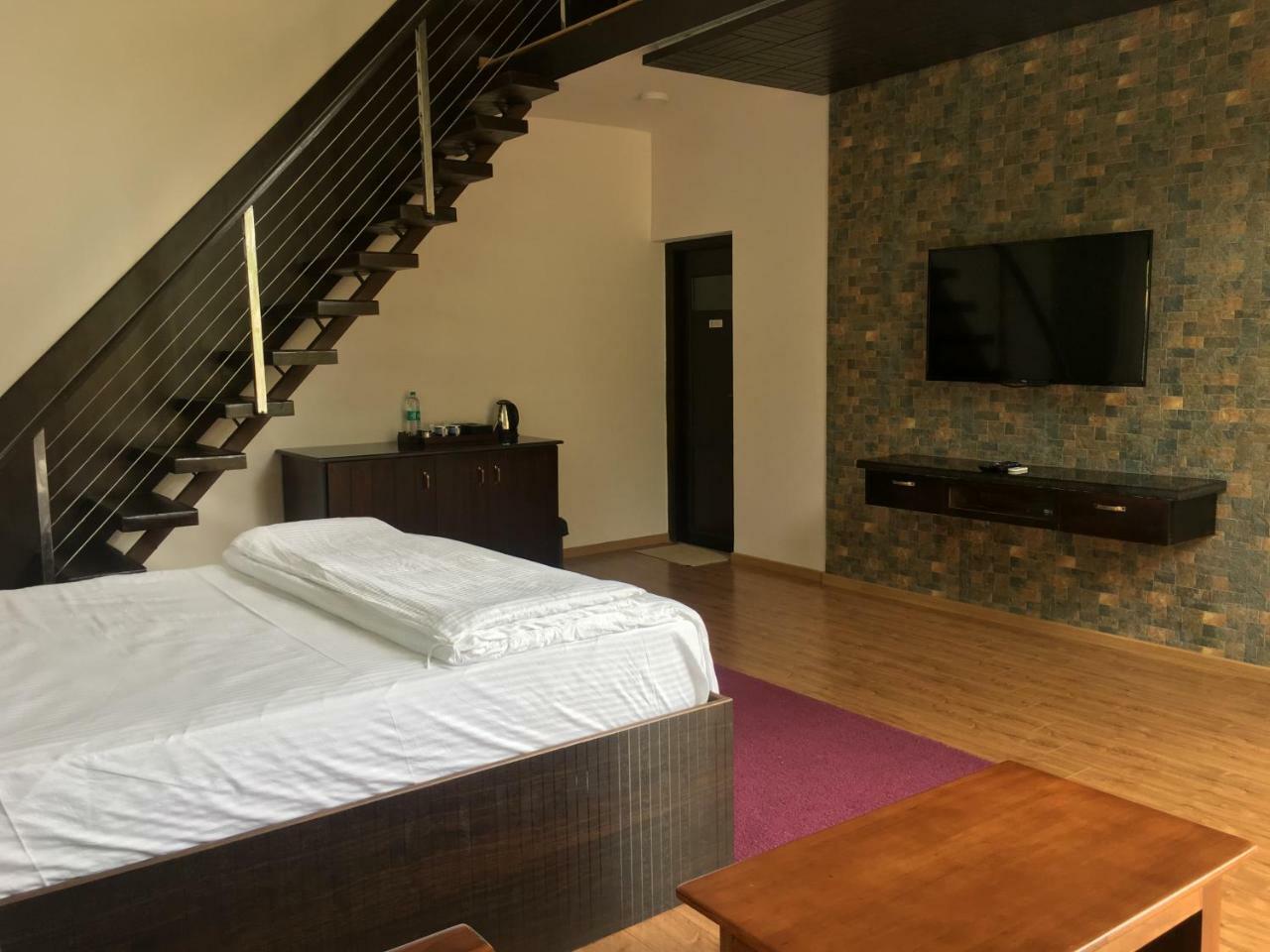 Silvertip Cafe & Homestay Котагири Екстериор снимка